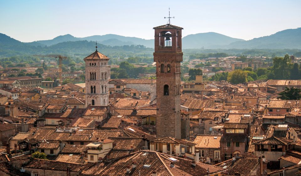 Der Torre delle Ore ist Luccas höchster Turm, dessen historische Uhr und beeindruckende Aussicht das Stadtbild unverwechselbar prägen.