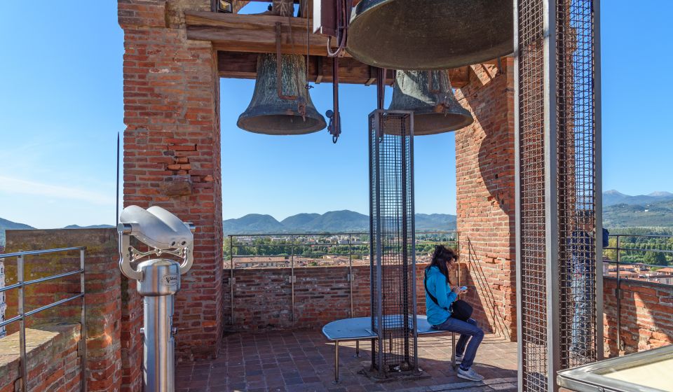 Die Glocke des Torre delle Ore erklingt hoch über Lucca und verleiht dem historischen Turm eine kraftvolle, zeitlose Stimme.