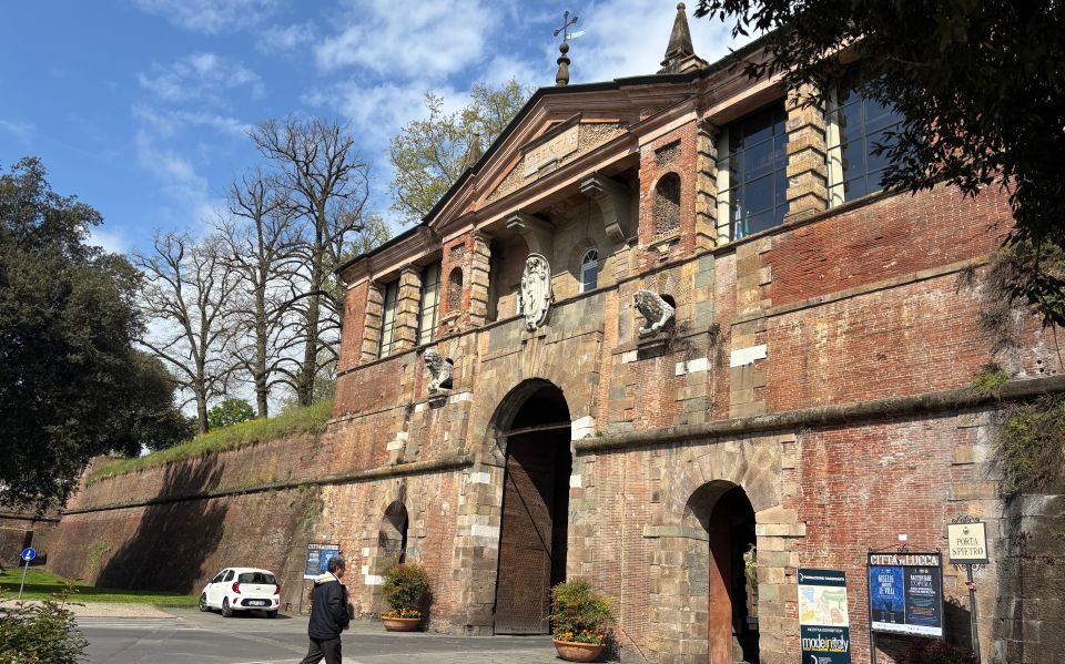 Die Porta San Pietro begrüßt Besucher mit ihrem eleganten Torbau und bildet einen eindrucksvollen Zugang in Luccas historische Altstadt.