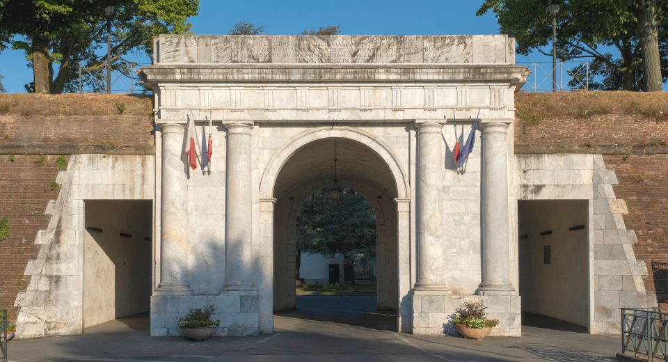 Die Porta Elisa mit ihrer neoklassischen Eleganz öffnet den Weg sanft zur Altstadt und verleiht Luccas Mauerring eine feine, lichte Note.