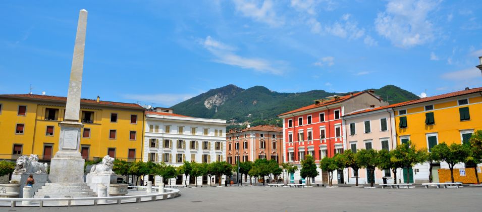 Die Altstadt von Massa entfaltet zwischen Meer und Apuanischen Alpen ein historisches Gefüge aus Gassen, Plätzen und Palazzi.