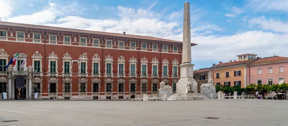 Die Piazza Aranci in Massa entfaltet sich als Stadtplatz unter Orangenbäumen, wo Geschichte und Architektur zusammentreffen.