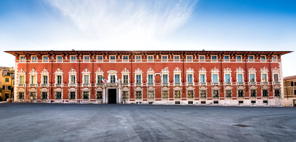 Der Palazzo Ducale dominiert die Piazza Aranci mit langer Fassade und Orangenallee, Symbol herzoglicher Macht und Eleganz.