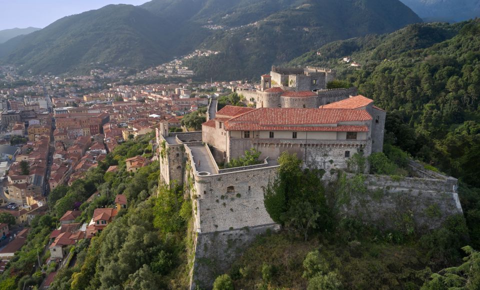 Hoch über Massa thront das Castello und wacht mit stiller Präsenz über Dächer, Meerblick und Geschichte der Stadt täglich.