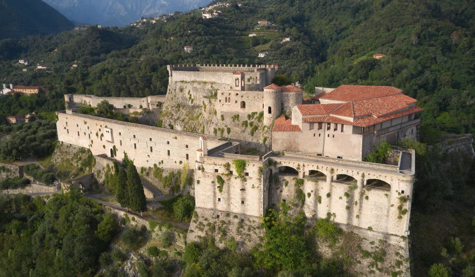 Die ausgedehnte Festung erstreckt sich über den Hügel von Massa, mit mächtigen Mauern und weitläufigem Innenbereich.