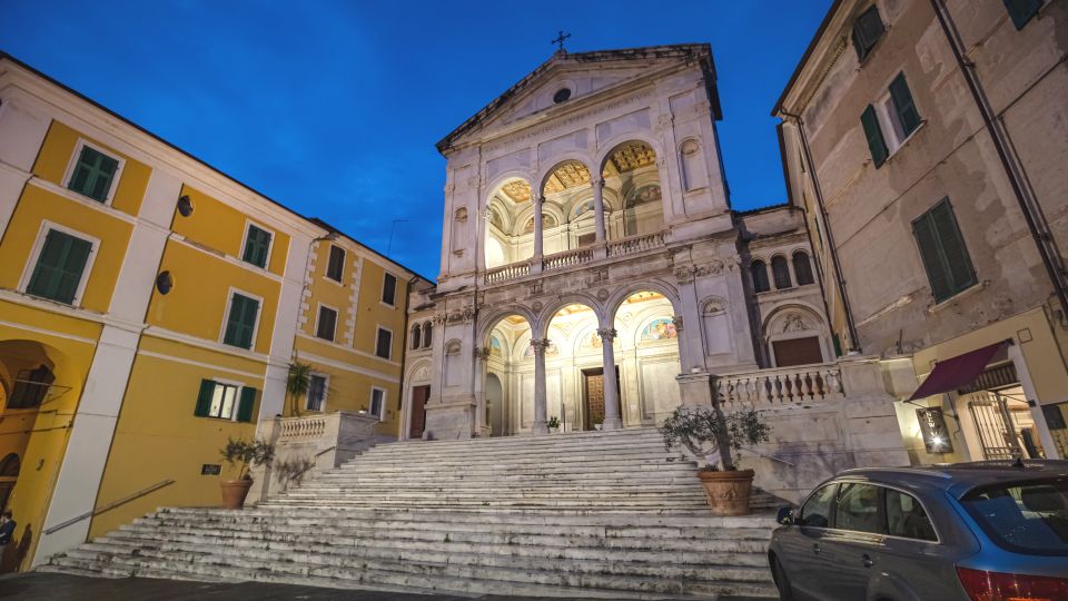 Die Außenansicht der Kathedrale zeigt helle Marmorflächen, klare Linien und eine ruhige Fassade mit klassizistischem Akzent.