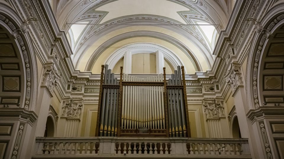 Innen dominiert die mächtige Orgel den lichten Raum und verbindet architektonische Klarheit mit Klangfülle.