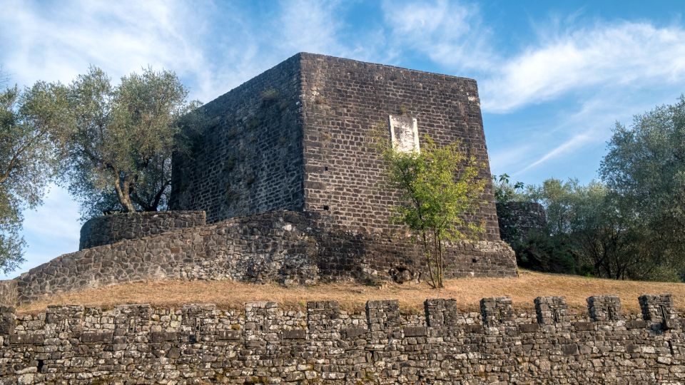 Der mittelalterliche Turm, dem Dichter Dante gewidmet, überragt das Dorf und bietet weite Blicke ins Tal.