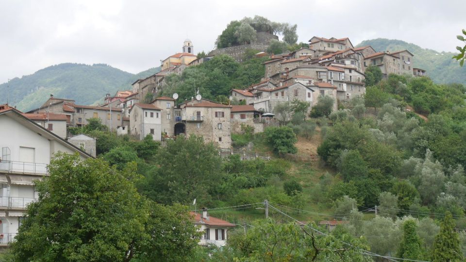 Mulazzo schmiegt sich terrassenförmig an den Hang der Lunigiana, über den Tälern thronend mit weitem Blick zu Apennin und Meer.