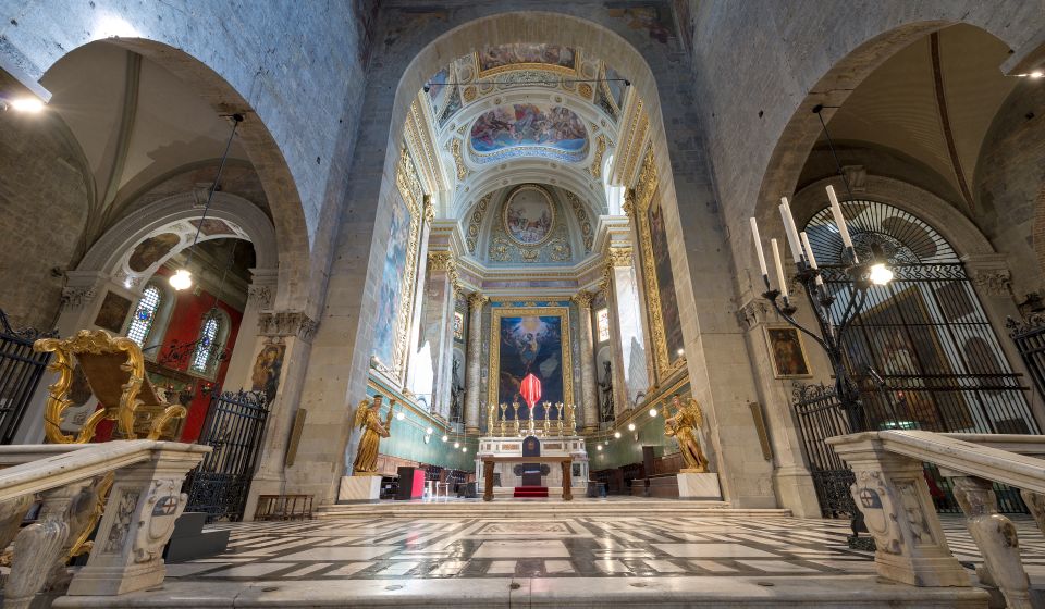 Der Silberaltar dominiert den schlichten Innenraum und verbindet meisterhafte Goldschmiedekunst mit tiefer spiritueller Ausstrahlung.
