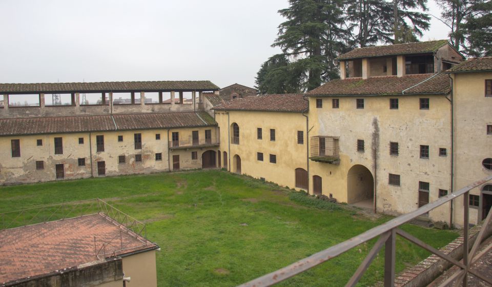 Der nüchterne Innenhof der Fortezza vermittelt Weite und Strenge zugleich und lässt die militärische Ordnung spürbar werden.