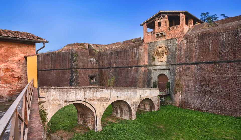 Die massiven Mauern der Fortezza di Santa Barbara wirken streng und geschlossen und zeugen bis heute von Macht und Kontrolle.