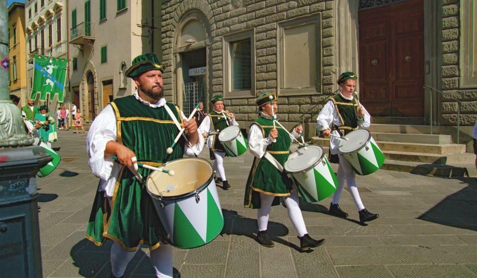 Ein Auftritt der Trommelgruppe Cervo Bianco, mit kraftvollen Rhythmen.