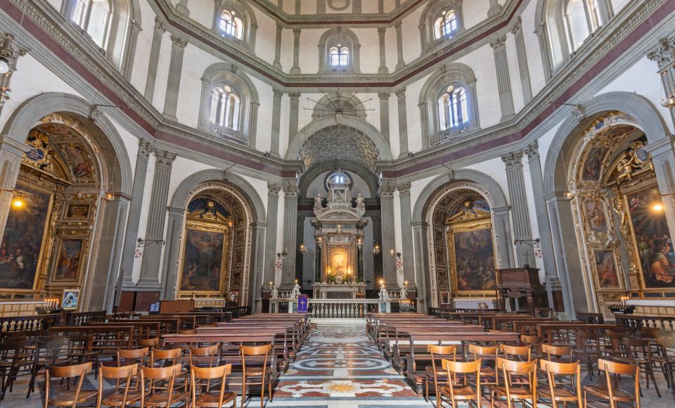 Der helle Zentralraum unter der Kuppel wirkt ausgewogen und ruhig und lenkt Licht und Blick auf den Altar in stiller Demut nach innen.