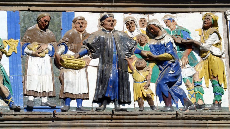 Der farbige Terrakottafries der Renaissance zeigt die Werke der Barmherzigkeit und verbindet Kunst, Moral und Stadtkultur