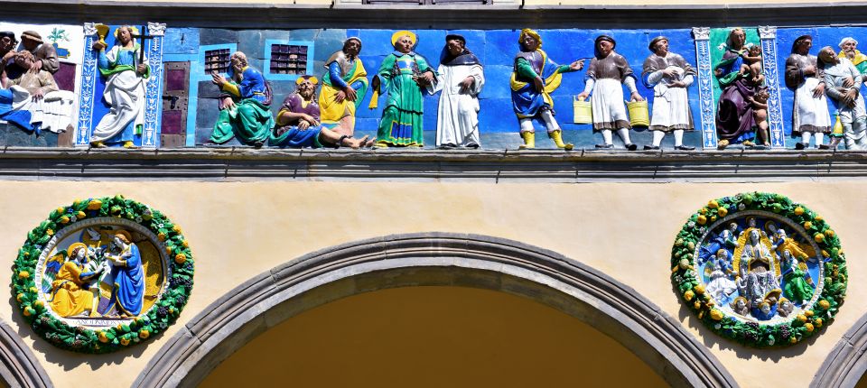 Der Renaissance-Terrakottafries belebt die Fassade mit leuchtenden Szenen der Barmherzigkeit und eindrucksvoller erzählerischer Kraft