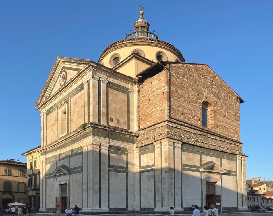 Die Außenansicht zeigt klare Renaissanceformen, helle Steinflächen und ausgewogene Proportionen von ruhiger Eleganz.