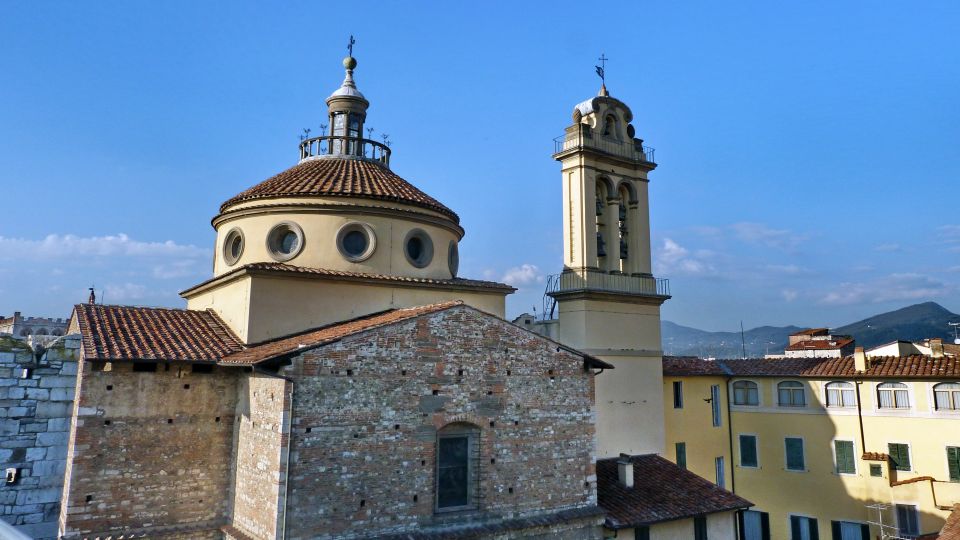 Die Kuppel krönt den Zentralbau mit harmonischer Form und verleiht der Basilika eine ruhige, ausgewogene Präsenz im Stadtbild.