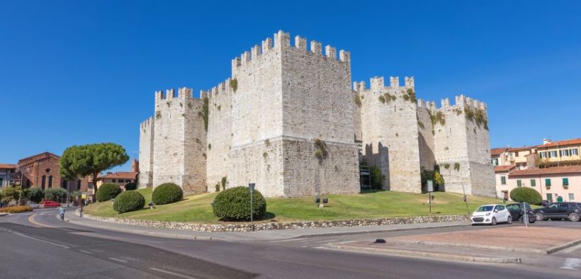 Die Außenansicht zeigt strenge staufische Formen, helle Steinmauern und mächtige Türme als Zeichen kaiserlicher Macht.
