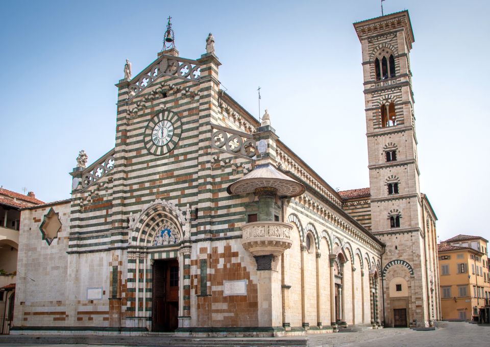 Die Außenansicht der Kathedrale wirkt ausgewogen und repräsentativ, geprägt von hellem Stein, klaren Formen und Kunstgeschichte.