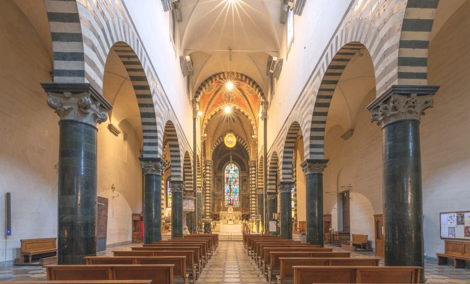 Der Innenraum zeigt sich ruhig und weit, mit klarer Gliederung, Freskenreichtum und feierlicher liturgischer Ordnung.