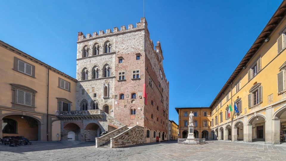 Piazza del Comune in Prato, mit dem historischen Gebäude des mittelalterlichen Rathauses in der Abendstimmung.