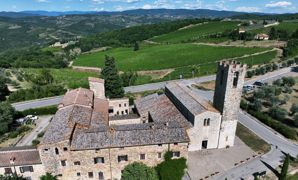 Die Pieve di San Donato in Poggio ist eine romanische Kirche aus Stein, mit schlichtem Portal und Aussicht über die Hügel.