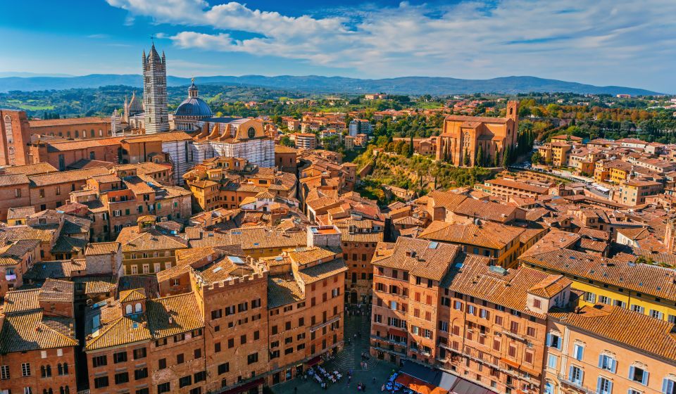 Aus der Drohnenperspektive zeigt Siena ein harmonisches Meer aus roten Dächern, verwinkelten Gassen und seinen ikonischen Monumenten.
