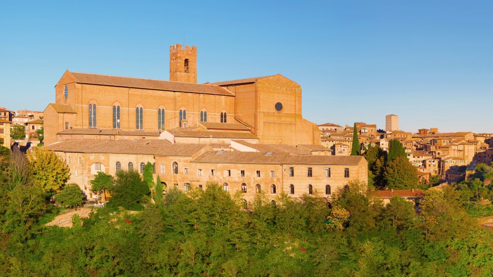 Die Basilica di San Domenico beeindruckt außen mit ihrer schlichten Backsteinfassade, klaren Linien und majestätisch erhobener Form.