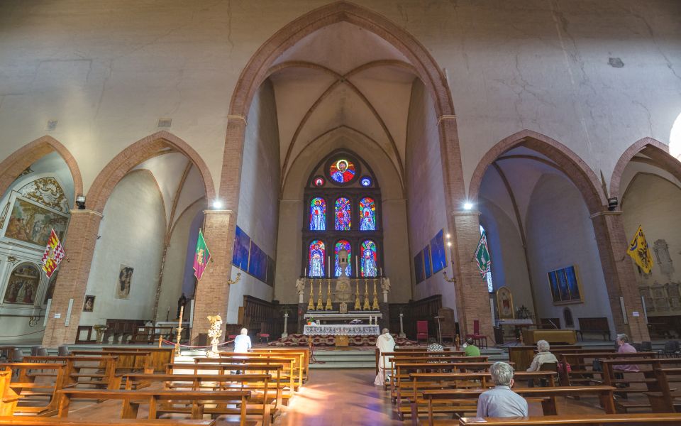 Im Inneren der Basilica di San Domenico herrschen weite Räume, klare Linien und eine stille, eindrucksvolle spirituelle Atmosphäre.
