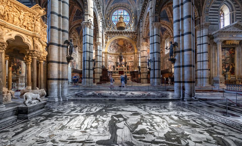 Der kunstvolle Marmorboden des Doms erzählt in farbigen Intarsien biblische Szenen und verwandelt den gesamten Raum in ein Bild.