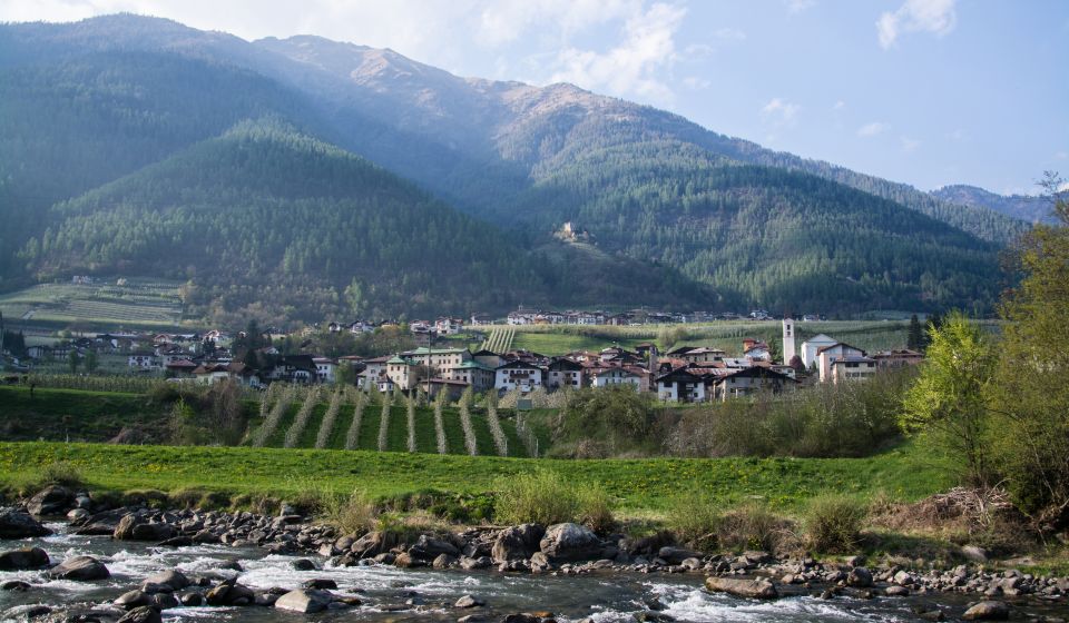 Caldes im Val di Sole verbindet Burg, Geschichte und Natur und bietet ruhige Lage nahe Wander- und Skigebieten in Trent.