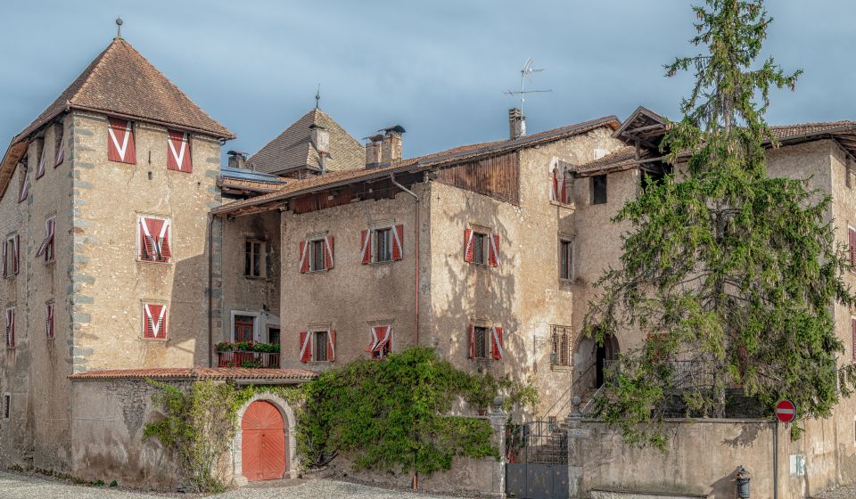 Castel Casez im Val di Non ist ein historisches Adelsschloss, ruhig gelegen zwischen Apfelgärten und weitem Talblick.