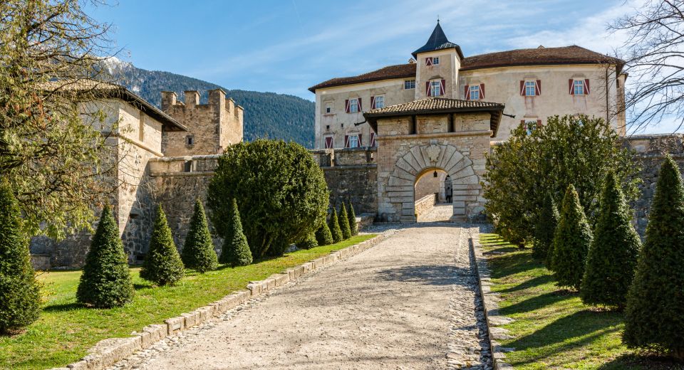Castel Thun wurde ab dem 13. Jahrhundert erbaut und über mehrere Jahrhunderte hinweg bis ins 17. Jahrhundert erweitert und umgestaltet.
