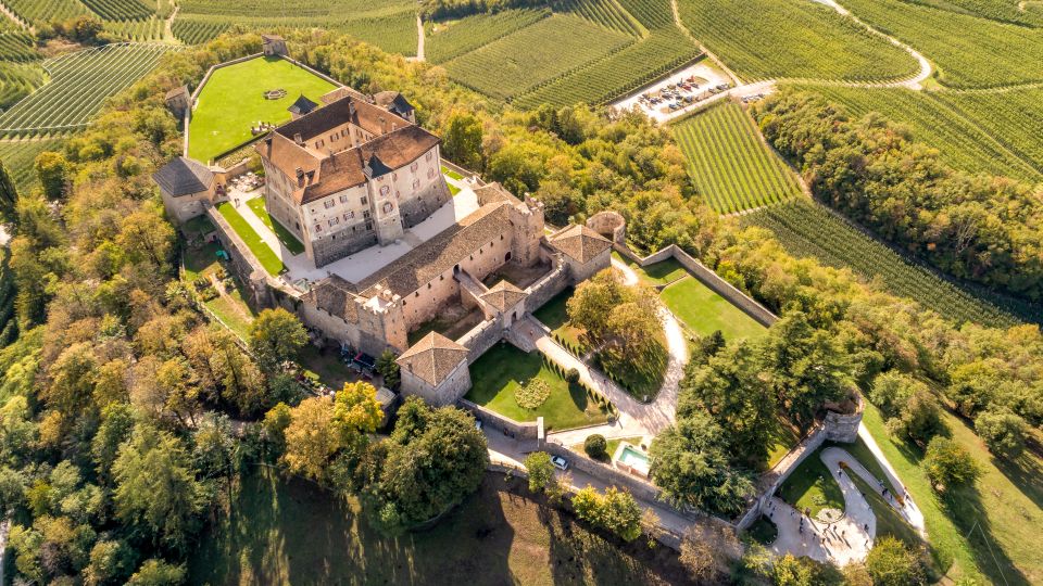 Castel Thun ist eine der besterhaltenen Burgen des Trentino und beeindruckt mit Türmen, Sälen und weiter Aussicht rundum.