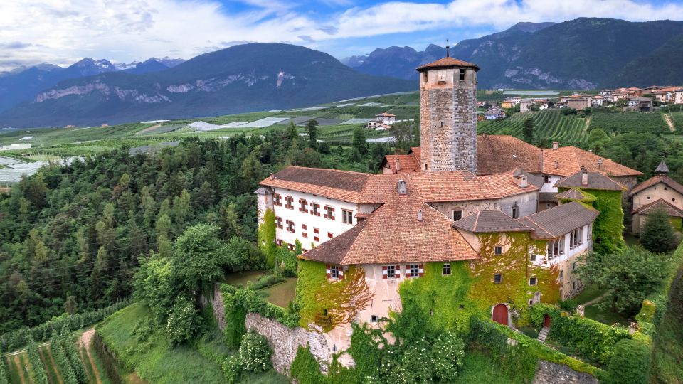 Castel Valer liegt auf einem bewaldeten Hügel im Val di Non, umgeben von Apfelgärten nahe Tassullo im Trentino gelegen.