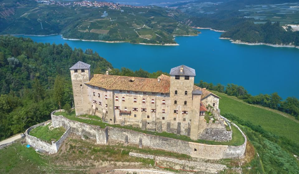 Das Castello di Cles entstand im 12. Jahrhundert als Wehrburg und entwickelte sich später zu einem adeligen Herrschaftssitz.