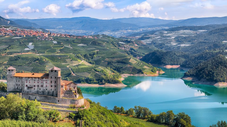 Heute ist das Castello di Cles in Privatbesitz, nicht zugänglich und dennoch ein prägendes Wahrzeichen über dem See.