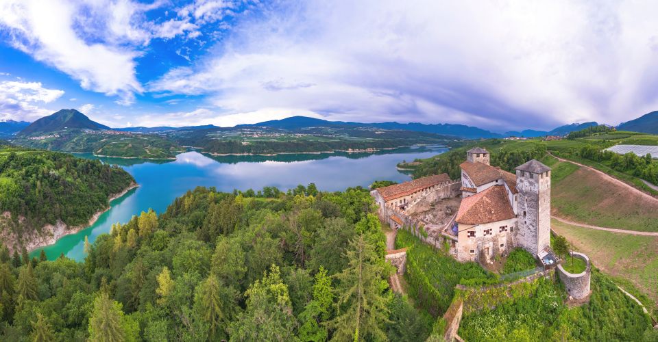 Das Castello di Cles liegt erhöht über dem Lago di Santa Giustina und bietet einen weiten Blick über Wasser und Tal.