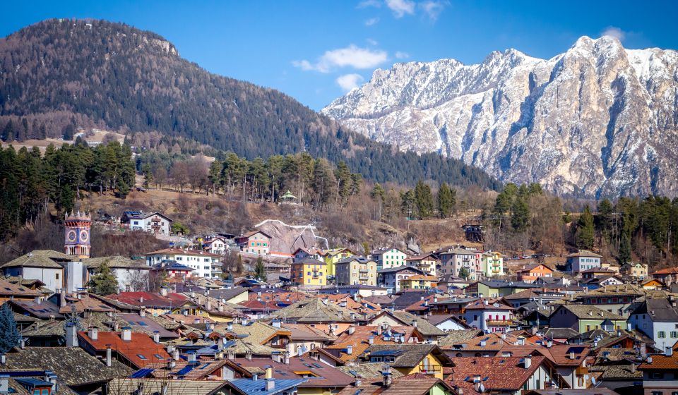 Sonnige Hanglage, farbige Fassaden und klare Linien aus Stein und Holz verleihen Cavalese ein offenes, alpines Stadtbild