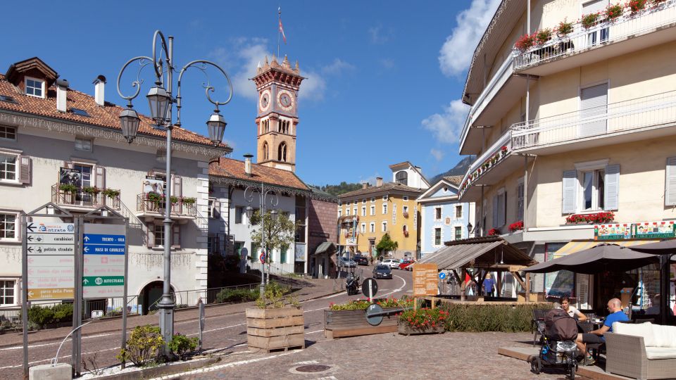 Historischer Ortskern mit Palazzi, Plätzen und Gassen verbindet alpine Bautradition mit städtischer Weite.
