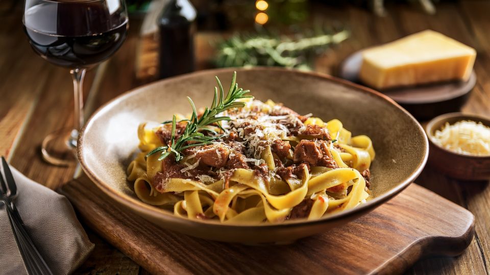Pappardelle al cinghiale vereinen zartes Wildschweinragout mit breiten Nudeln und stehen für herzhaften, ursprünglichen Toskana-Genuss.