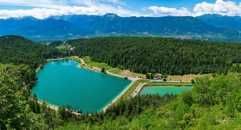 Lago di Coredo und Lago di Tavon sind zwei ruhige Badeseen bei Coredo, ideal zum Schwimmen, Spazieren und Entspannen.