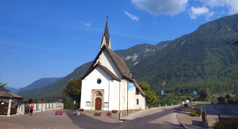 Die Chiesa Parrocchiale di San Lorenzo prägt Dimaro mit ihrem Glockenturm, barocker Ausstattung und langer Geschichte.
