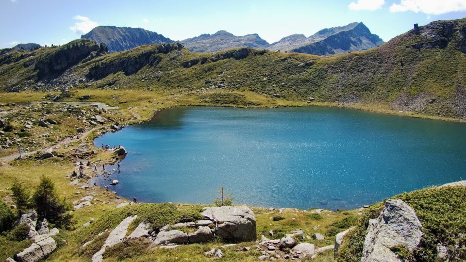 Der Lago di Bombasel liegt still in der Lagorai-Kette und fasziniert mit alpiner Ruhe, Wiesen, Weite und offenem Himmel.