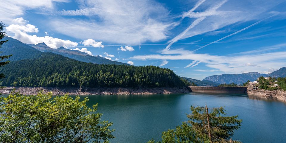 Der Lago di Paneveggio ist ein kleiner Stausee, der sich harmonisch in den Fichtenwald des Naturparks einfügt.