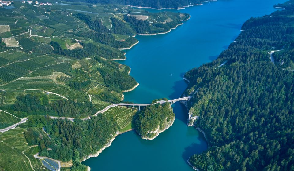 Aus der Vogelperspektive zeigt sich der Lago di Santa Giustina als eindrucksvolles Band aus Wasser, Schluchten und Hügeln.