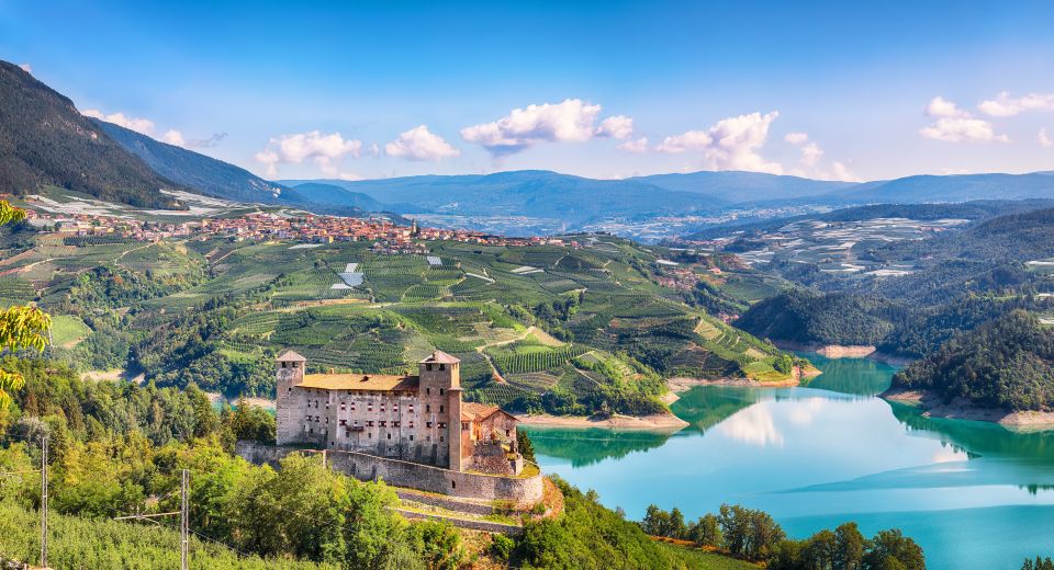 Der Blick auf das Castello Cles über dem Lago di Santa Giustina verbindet mittelalterliche Geschichte mit eindrucksvoller Landschaft.