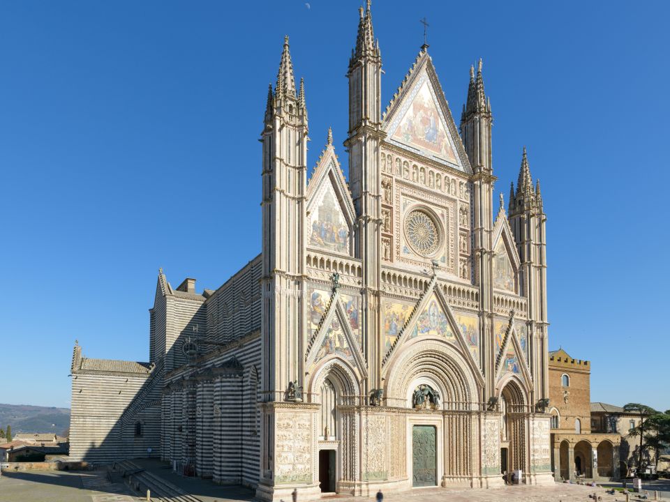 Die reich geschmückte Außenfassade aus Marmor und Mosaik verbindet gotische Strenge mit goldleuchtender Erzählkunst.