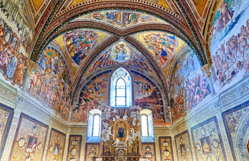 Die Fresken an Wänden und Decken zeigen Apokalypse, Gericht und Menschlichkeit in kraftvollen, bewegten Bildern.